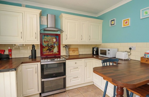 Tremain Cottage | LLYN Y FELIN, pet friendly, country holiday cottage in Llechryd