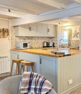 Port Isaac House | Lobster Cove, 50 metres from the beach, harbour, pub & coastal walks