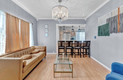 Niagara County House | Location! Close to Falls! 6-bedroom house in Niagara Falls