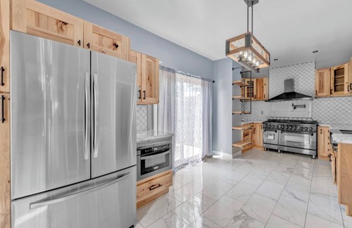 Niagara County House | Location! Close to Falls! 6-bedroom house in Niagara Falls