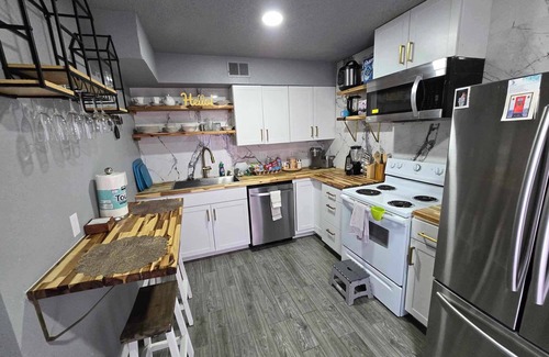 Albuquerque Apartment | Location!Location.LUXE Condo w/JettedTub by Uptown