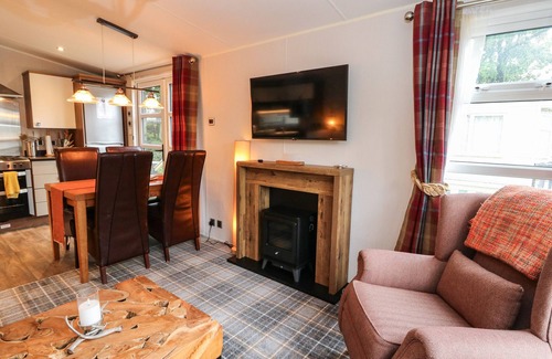 Arrochar Cottage | LOCH LOMOND HOLIDAY HOME, pet friendly, with a garden in Crianlarich