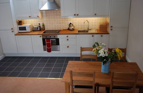 Loch Tay Cottage | Loch Tay Bothy Cottage with Hot Tub