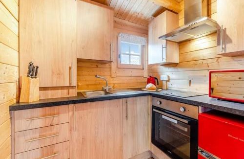 Airdrie House | Lochinvar - Clydesdale Log Cabin with Hot Tub