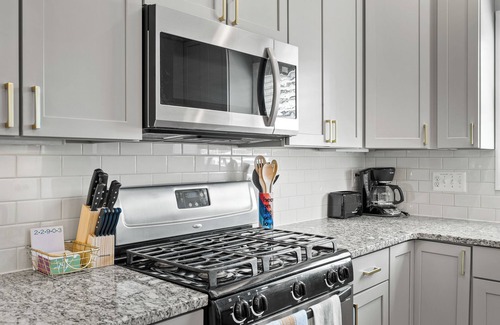 Locust Grove House | Locust Lane| 3 Bedroom, 2.5 Bath | Near DTWN MALL!