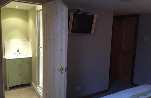 Bridgend of Lintrathen Bed & Breakfast | Lodge at Lochside