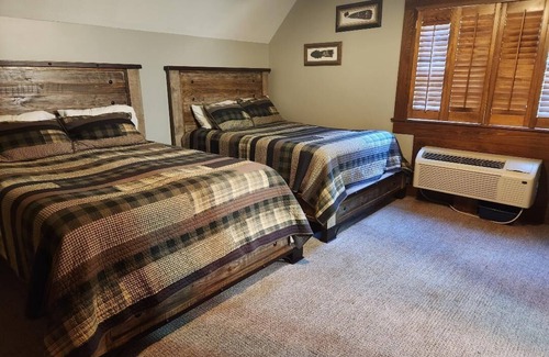 Georgia Coast Cabin | Lodge & cabin sleeps 21 - peaceful country setting 15 min to downtown Dublin GA
