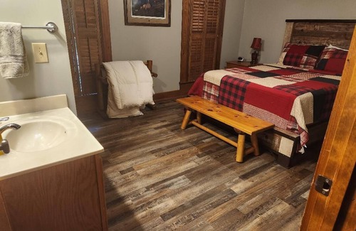 Georgia Coast Cabin | Lodge & cabin sleeps 21 - peaceful country setting 15 min to downtown Dublin GA