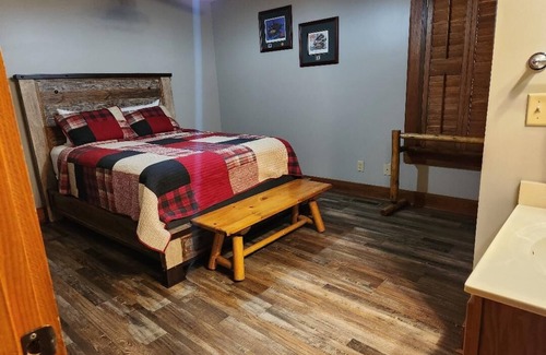 Georgia Coast Cabin | Lodge & cabin sleeps 21 - peaceful country setting 15 min to downtown Dublin GA