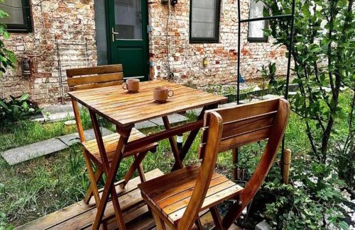 Old Town Apartment | Loft 37 - Luxe Garden Stay