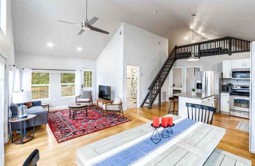 Sleepy Hollow House | Loft Cabin w, Hot Tub, Fire Pit, Huge Deck & WiFi!