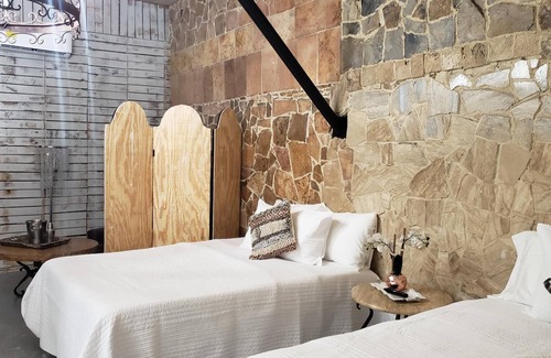 Western Division Apartment | Loft centrally-located place 1 Room Two Beds #3
