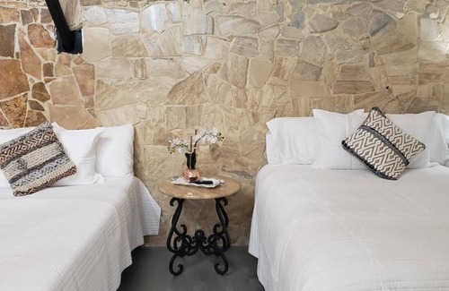 Western Division Apartment | Loft centrally-located place 1 Room Two Beds #3