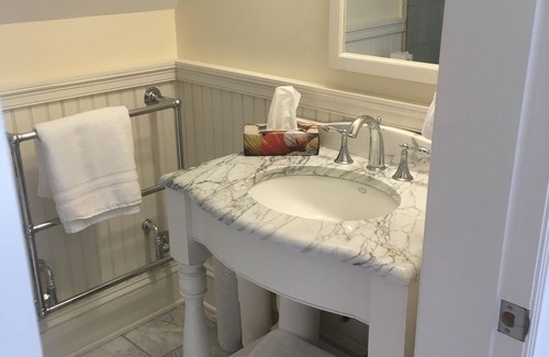 Dufferin Bed & Breakfast | Loft Guest Room 3 w/Skylight Balconyn