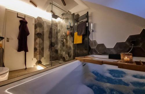 Nittendorf Apartment | Loft mit Whirlwanne - Stadtnah!