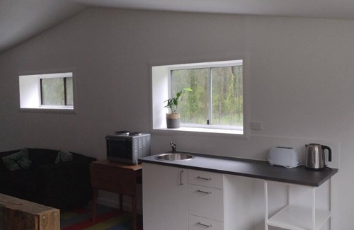 Congo Apartment | Loft on quiet 5 acre bush block. Less than 5 minutes to beaches.