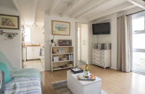 Rondebosch Apartment | Loft Style apartment with stunning garden close