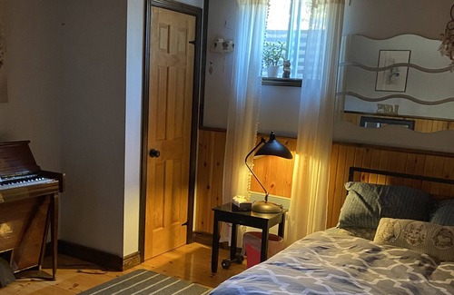 Mountain Grove Cabin | Log Cabin Getaway for Nature Lovers. An escape from the city with animal friends