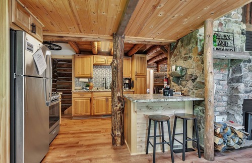 Pillager House | Log Cabin in the Woods. Sauna. Wood Fireplace. Pet Friendly.