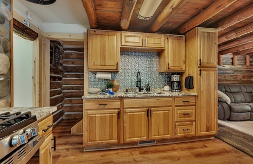 Pillager House | Log Cabin in the Woods. Sauna. Wood Fireplace. Pet Friendly.