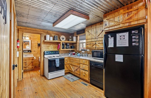 Knoxville Cabin | Log Cabin near UTK, FP, Hot tub, Firefighter game room, fishing, trails, Pets OK