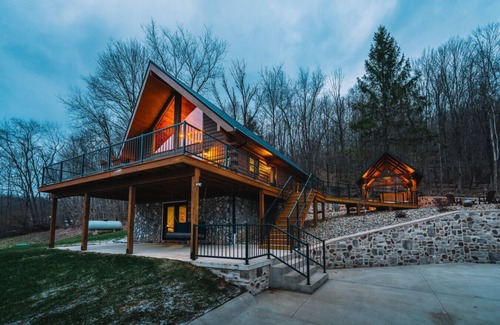 New Philadelphia Cabin | Log Cabin on 95-acres with 2 private lakes
