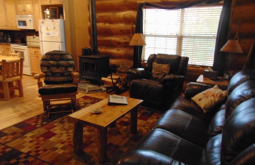 Florence Cabin | Log cabin on beautiful Keyes Lake