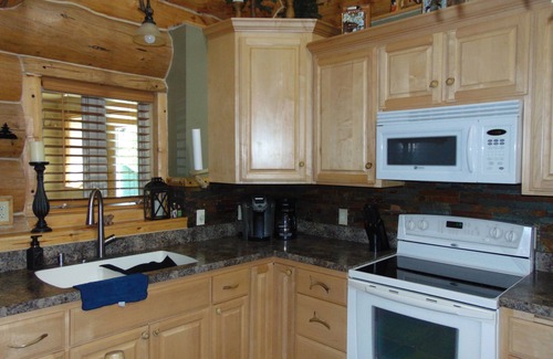 Florence Cabin | Log cabin on beautiful Keyes Lake