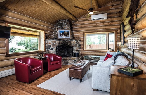 Ennis Cabin | Log Cabin on the North Shore of Ennis Lake. Dramatic Views of the Madison Range