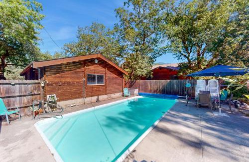 Burnt Ranch House | Log Cabin on the River