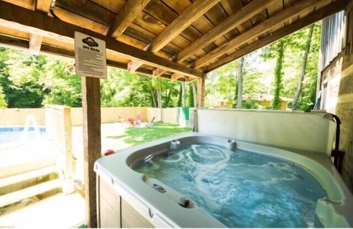 Gnaw Bone Cabin | Log cabin, pets, close to Nashville.