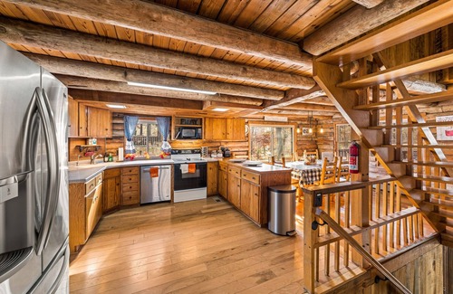 Knoxville Cabin | Log Cabin, UTK/Neyland, Smoky Mts, 16acres, FP, HotTub, Sauna, Fishing,Golf,Pets