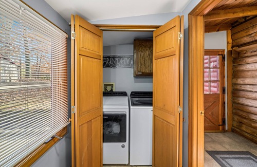 Knoxville Cabin | Log Cabin, UTK/Neyland, Smoky Mts, 16acres, FP, HotTub, Sauna, Fishing,Golf,Pets