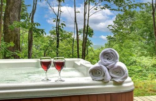 Labelle Ski Chalet | LOG CABIN w HOT TUB, BEACH access, near of TREMBLANT