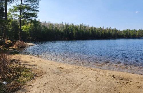 Labelle Ski Chalet | LOG CABIN w HOT TUB, BEACH access, near of TREMBLANT