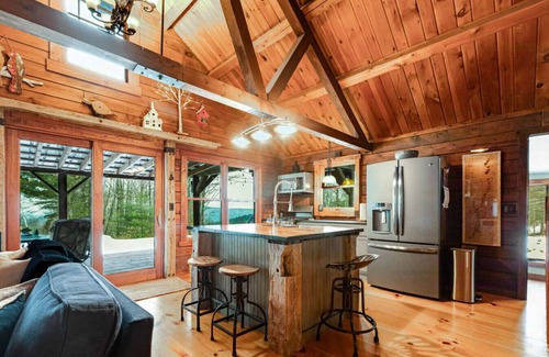 Clemons Cabin | Log Cabin w/Hot Tub minutes to Lake George Marina