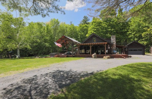 Clemons Cabin | Log Cabin w/Hot Tub minutes to Lake George Marina