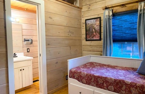 Lake Lure House | Log Cabin Walkable to Lake Lure & Chimney Rock - Blue Skies