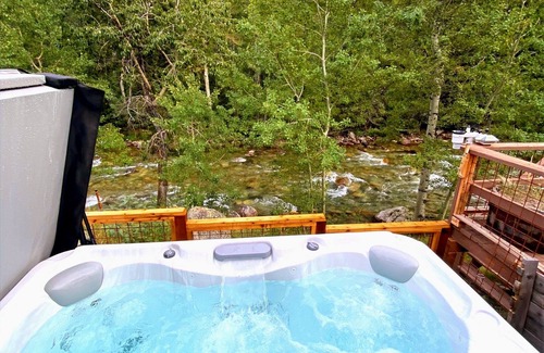 Red Lodge Cabin | Log Cabin with Hot Tub Overlooking Rock Creek and Beartooth Mountains