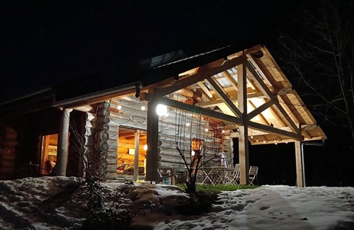 Les Chalesmes Ski Chalet | Log cabin with sheltered terrace, pets welcome