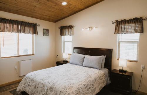 Cannonville Villa | Log Cottages at Bryce Canyon #1