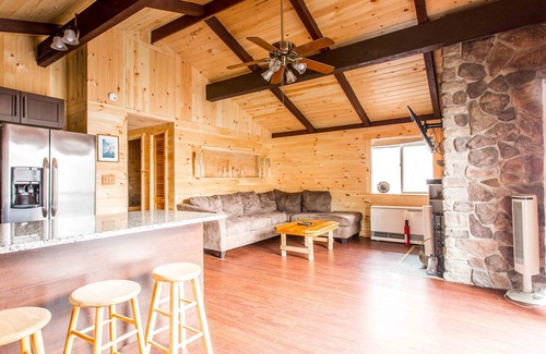 Hunter House | Log Home with outdoor hotube Walking distance to Hunter MT