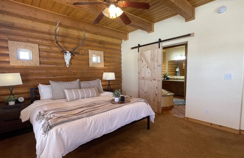 Fort Valley Cabin | Log Home with Spectacular Mountain View