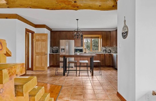 Toronto Entertainment District Cottage | Log House by the Lake, Retreat with Spa Amenities