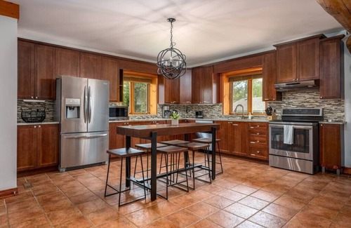 Toronto Entertainment District Cottage | Log House by the Lake, Retreat with Spa Amenities