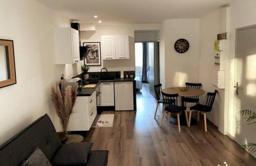 Brive-la-Gaillarde Apartment | Logement à Brive près de la campagne et centre-ville, avec parking privé, climatisation, et double balcon privé