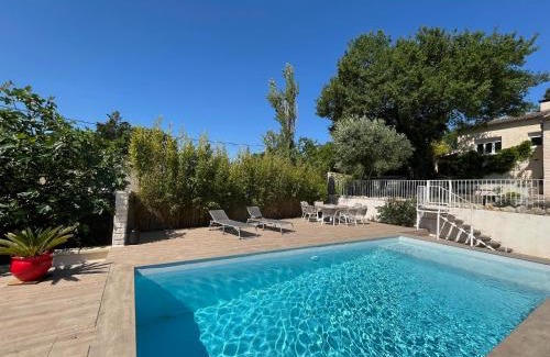 Euzet-les-Bains Apartment | Logement avec piscine et parking