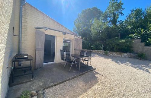 Euzet-les-Bains Apartment | Logement avec piscine et parking