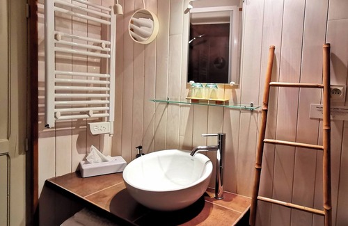 Saint-Pierre-de-Riviere Hotel | Logis Auberge La Barguillère