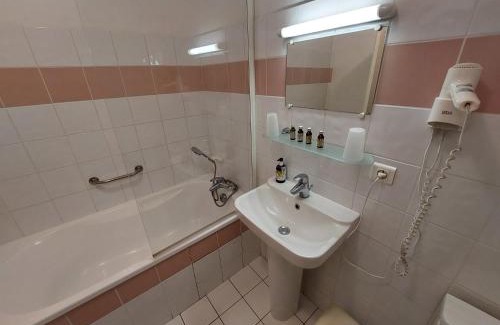 Villandraut Hotel | Logis Auberge La Cremaillere